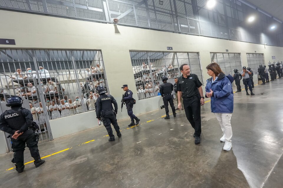 Bullrich visitó una cárcel en El Salvador y ratificó la idea de copiar el modelo Bukele (Fuente: AFP)