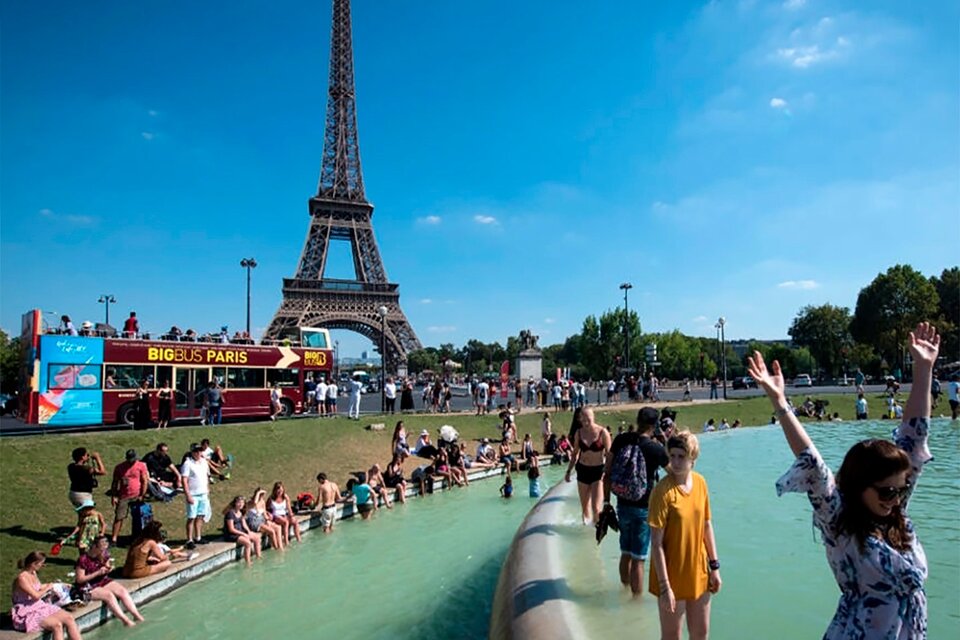 La Torre Eiffel y una postal del calor parisino. (Fuente: AFP)