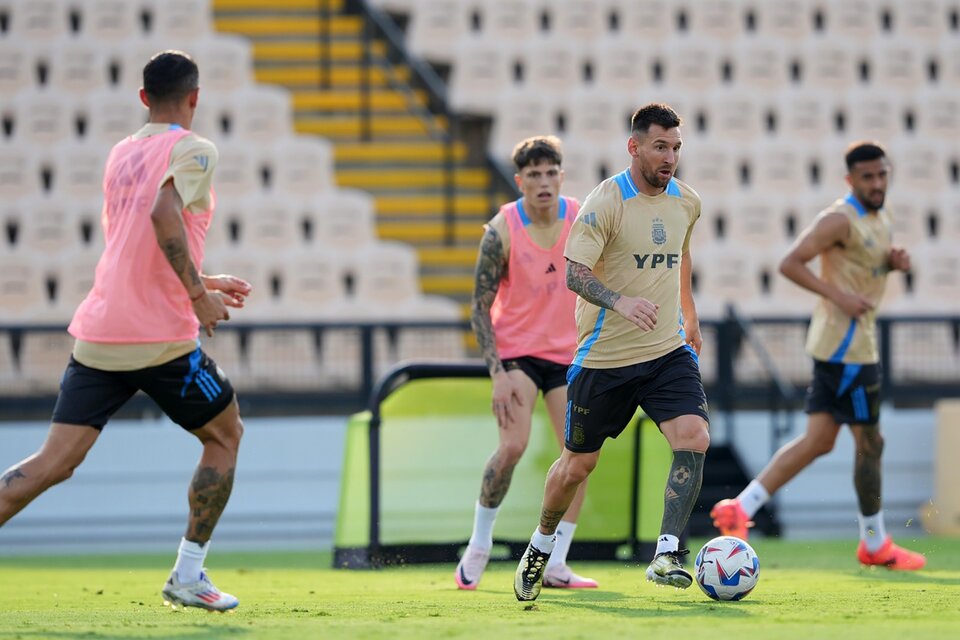 Messi conduce; más atrás lo siguen Garnacho y Nico González (Fuente: Prensa AFA)