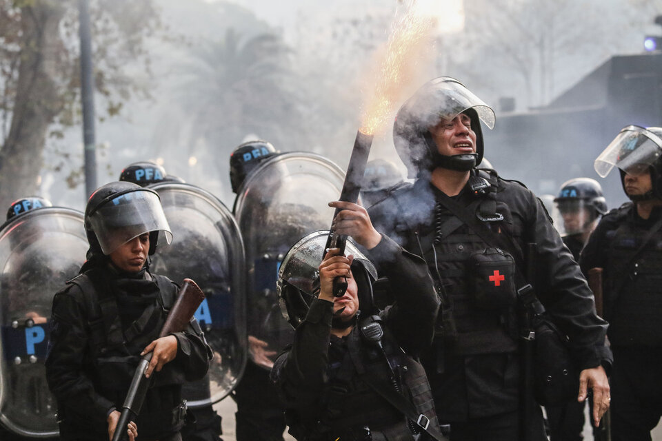 El objetivo del Gobierno es criminalizar las movilizaciones y legalizar la represión excesiva. (Fuente: Leandro Teysseire)