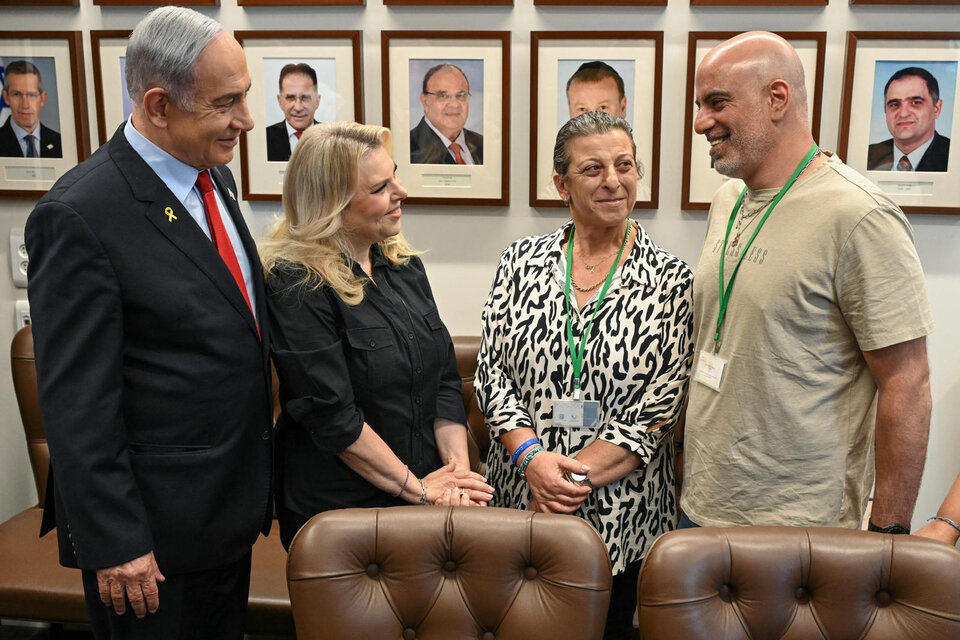 Netanyahu (i), y su esposa Sara (2i) en su residencia de  Jerusalén con el exrehén Shlomi Ziv (d). (Fuente: EFE)
