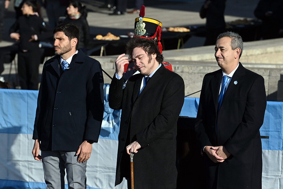 El presidente con su bastón, se ubicó entre Pullaro y Javkin al pie del monumento (Fuente: Sebastián Granata)