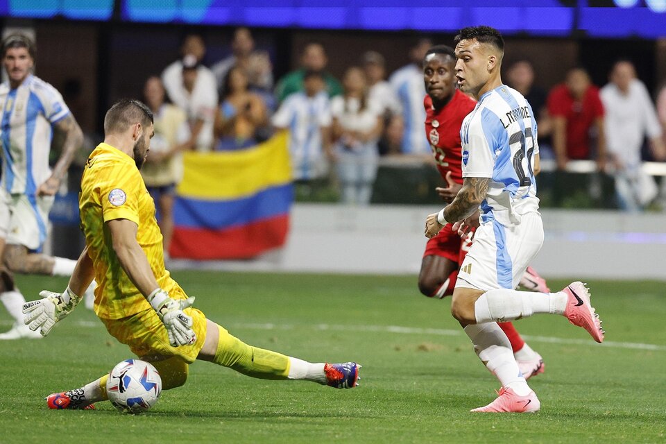 Lautaro Martínez marca el segundo gol de Argentina (Fuente: EFE)