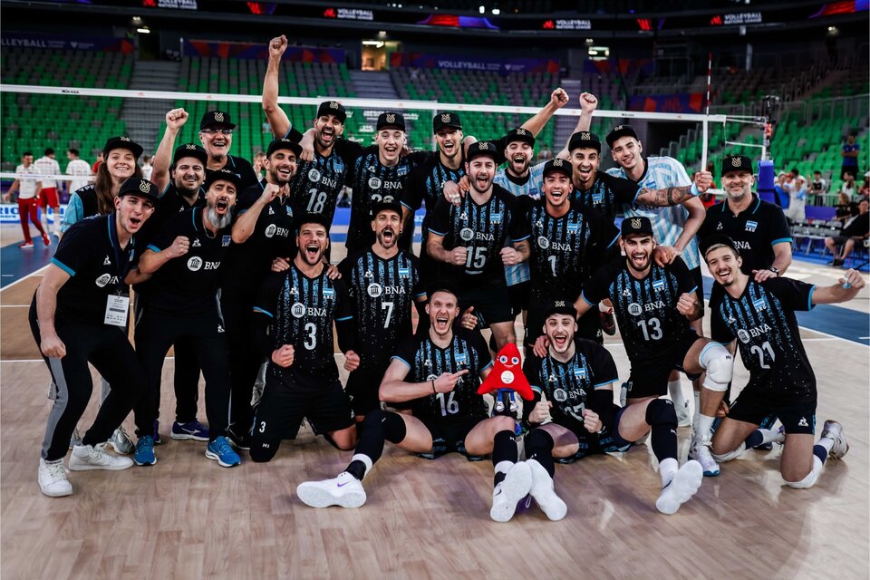 La delegación argentina se pudo sacar las ganas de festejar la clasificación, finalmente. (Fuente: volleyballworld)
