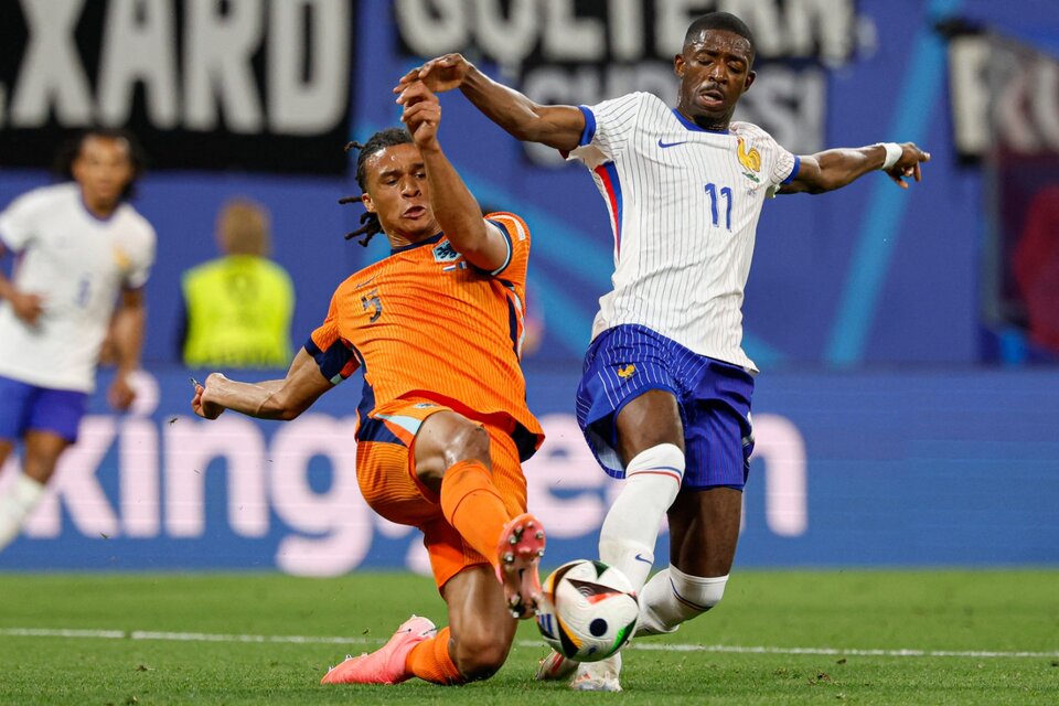 Dembelé y Aké se disputan la tenencia de la pelota (Fuente: AFP)