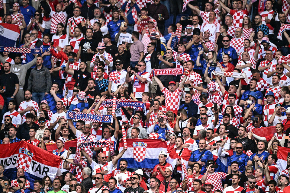 La hinchada croata fue noticia por sus cantos contra los serbios. (Fuente: AFP)