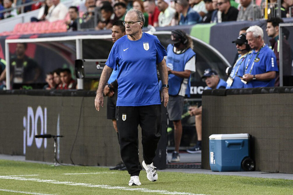 Marcelo Bielsa, a los 68 años, reinventó a Uruguay. Lleva 7 triunfos, un empate y dos derrotas. (Fuente: EFE)