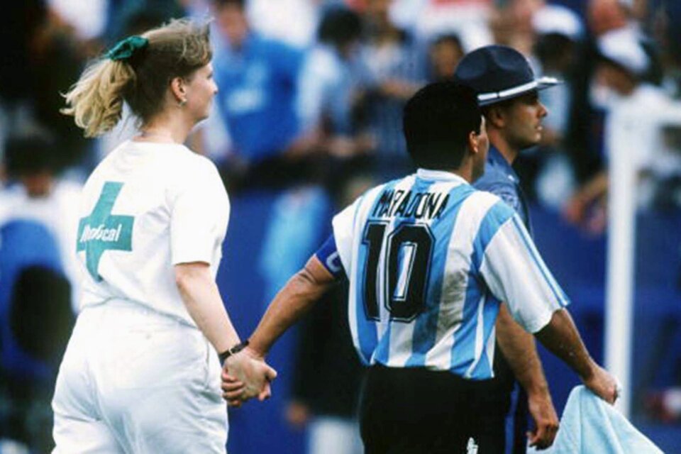 La mítica imagen de Maradona con la enfermera que lo acompañó al antidoping (Fuente: AFP)