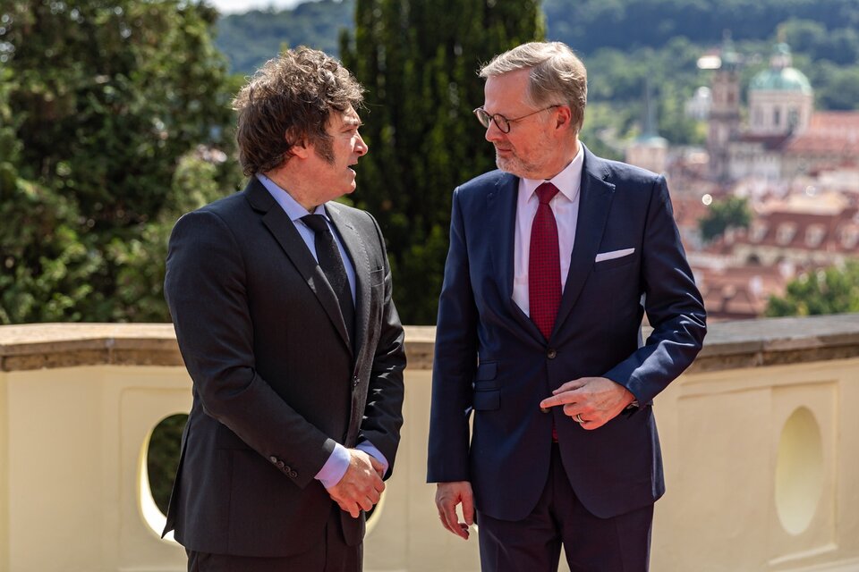El mandatario argentino con el primer ministro checo, Petr Fiala, en una de las pocas reuniones que mantuvo con autoridades en su gira europea. (Fuente: EFE)