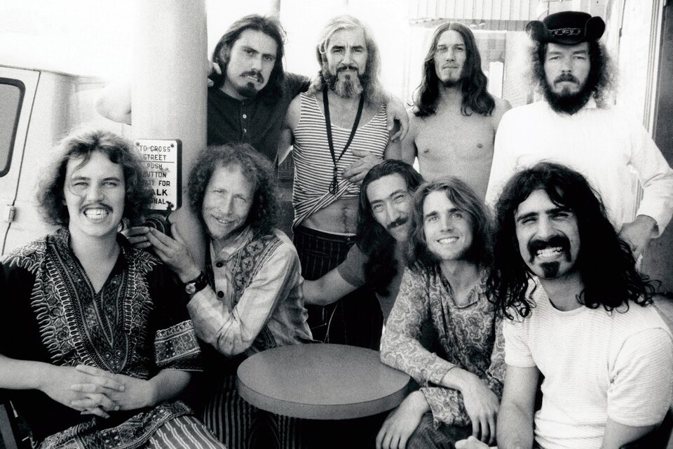 Zappa (abajo a la derecha) con The Mothers of Invention.