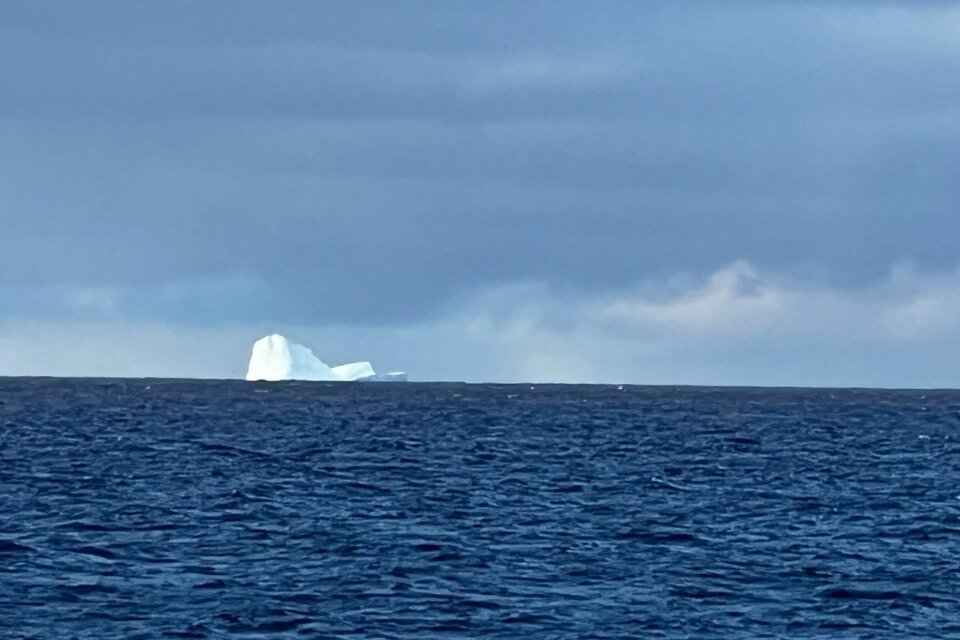 La aparición de tres icebergs cerca de las costas de Ushuaia puso en alerta los navegantes (Fuente: PNA Ushuaia)