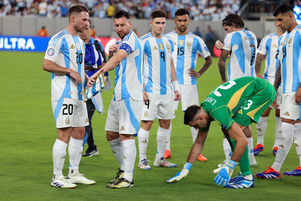 El Dibu toca el césped del estadio de New Jersey, donde Argentina le ganó a Chile (Fuente: AFP)
