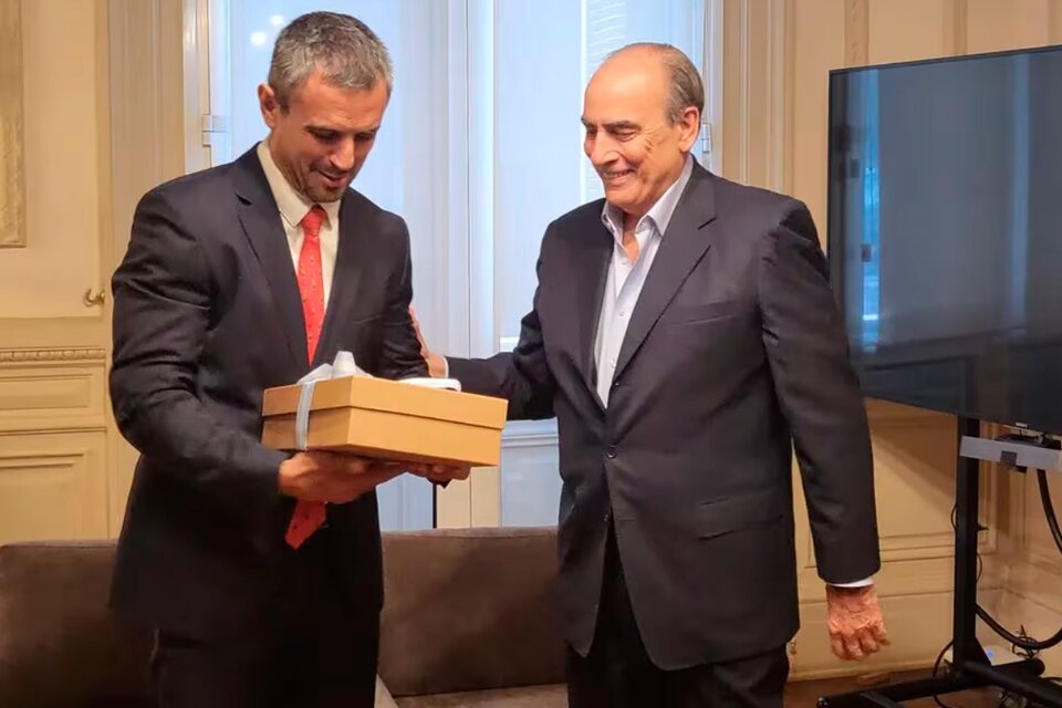 Hace seis meses el entonces ministro del Interior, Guillermo Francos, le entregaba a Martín Menem la primera versión de la ley Bases.