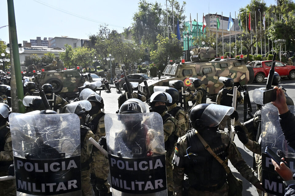 Militares se movilizan a Plaza Murillo durante el intento de golpe. (Fuente: AFP)