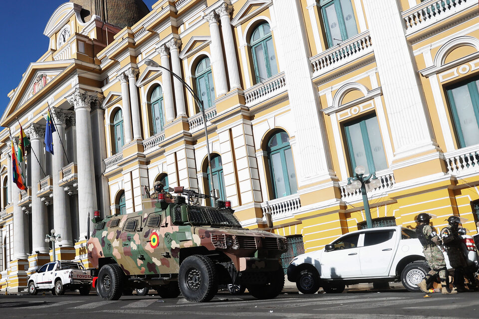 Una tanqueta se estaciona frente al Palacio Quemado durante el intento de golpe. (Fuente: EFE)