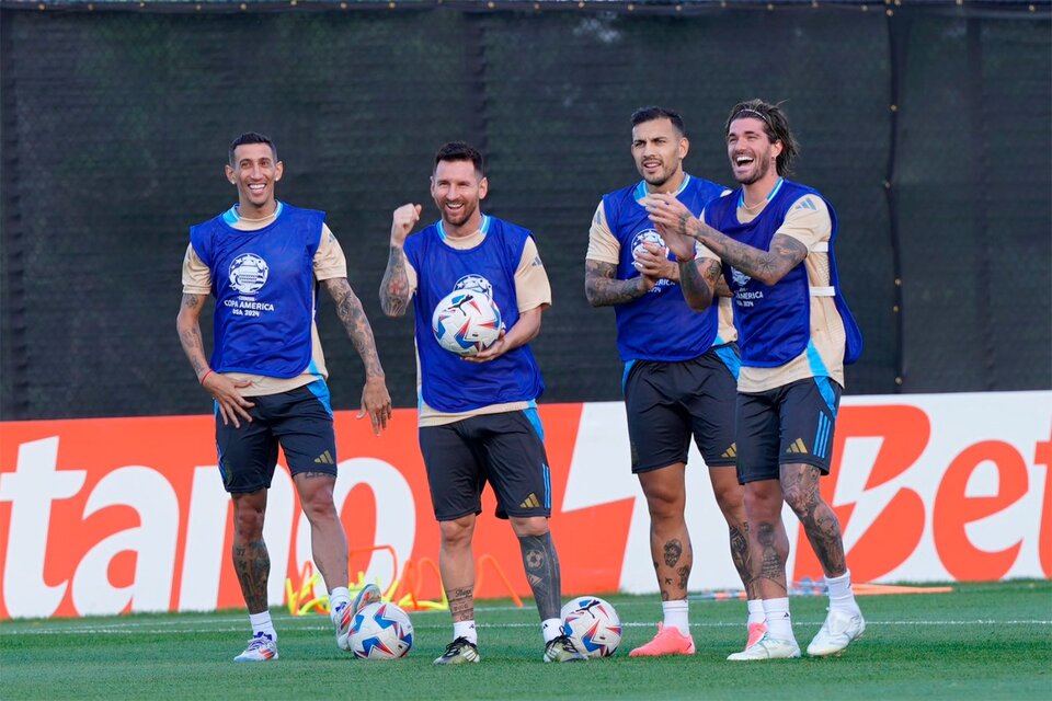 Los jugadores bromean en Miami (Fuente: Prensa AFA)
