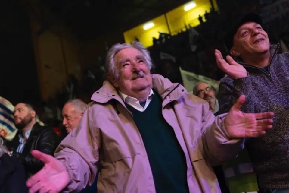 Mujica durante el acto, al compás de la música de Rubén Rada. 