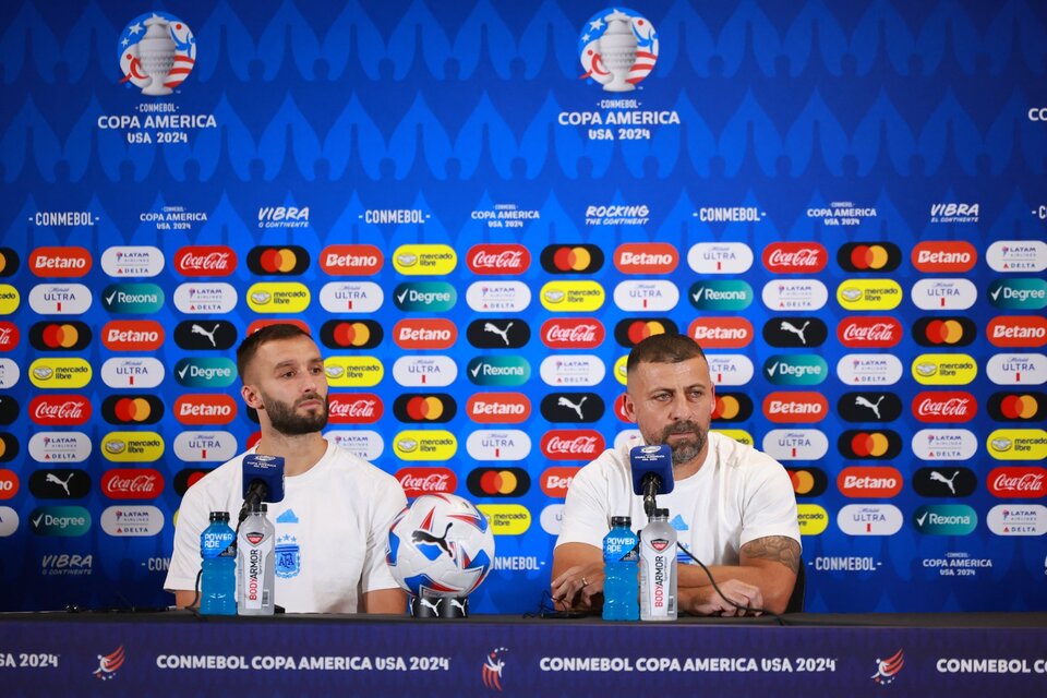 Pezzella y Samuel afrontan la conferencia de prensa previa al duelo con Perú (Fuente: AFP)
