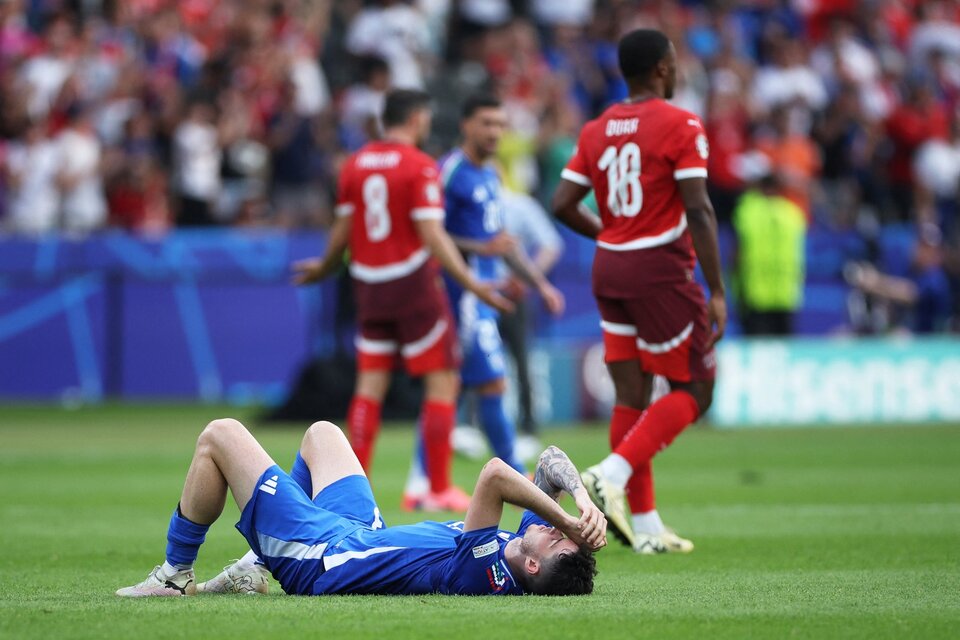 Italia es la viva imagen de la derrota; Suiza es el primer cuartofinalista (Fuente: AFP)
