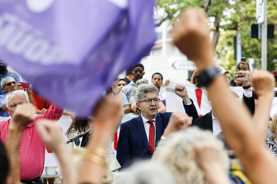 Mélenchon alza un puño durante un acto de campaña en Montpellier. (Fuente: EFE)