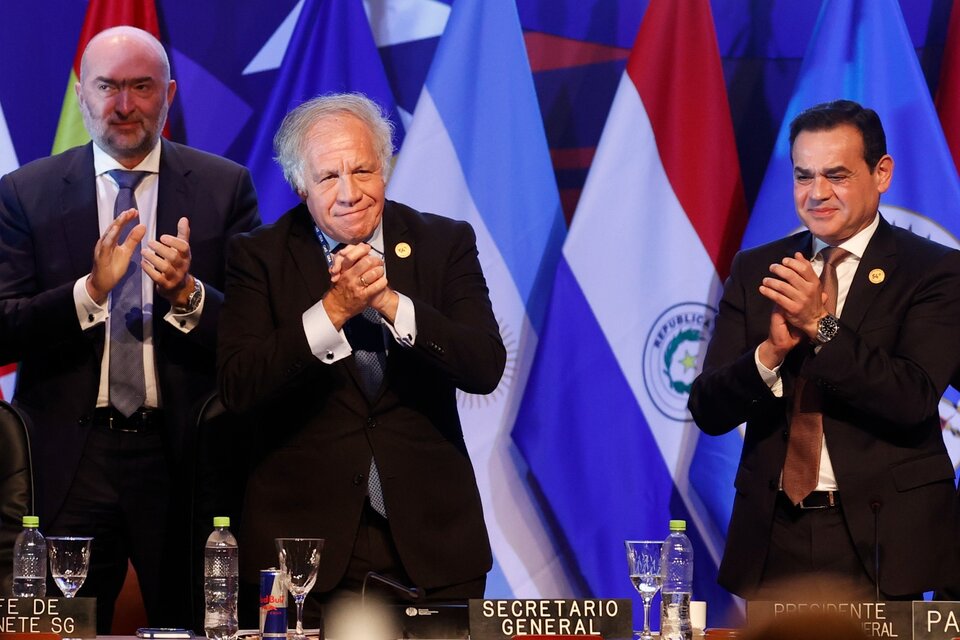 Luis Almagro (centro), secretario general de la OEA. (Fuente: EFE)