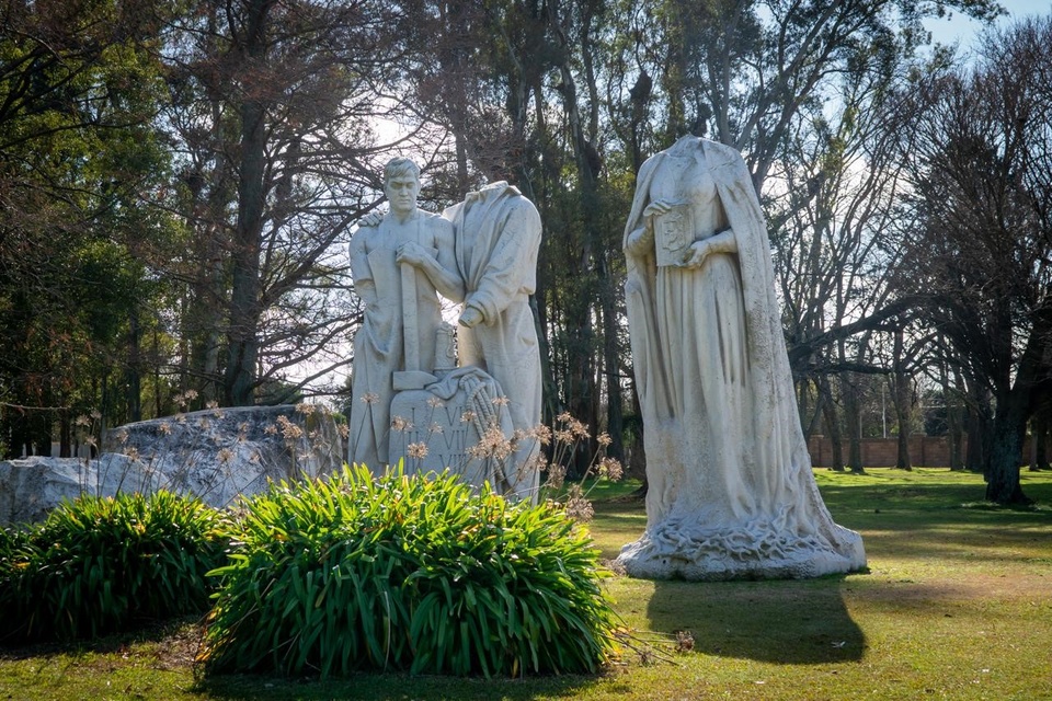 Las dos estatuas rescatadas y exhibidas tal como quedaron en el Museo Histórico 17 de Octubre, Quinta San Vicente. (Fuente: Museo Histórico 17 de Octubre)