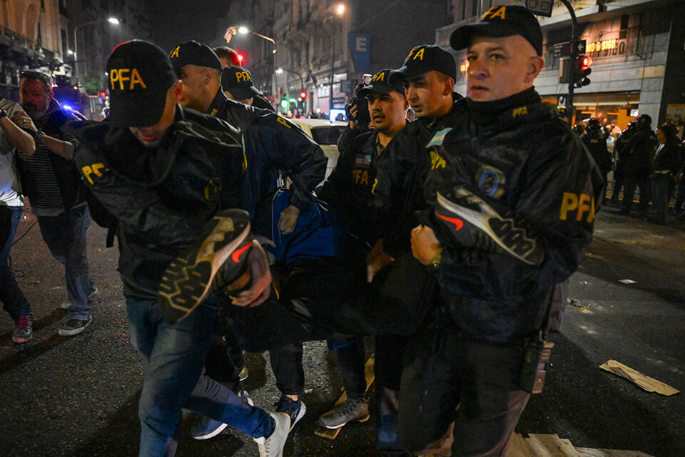 La cacería policial “levantó” inicialmente 33 personas. (Fuente: AFP)