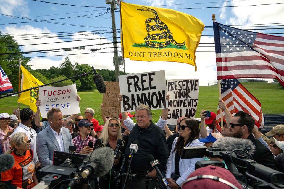 Steve Bannon habla a la prensa en el exterior de la cárcel federal de Danbury (Fuente: AFP)