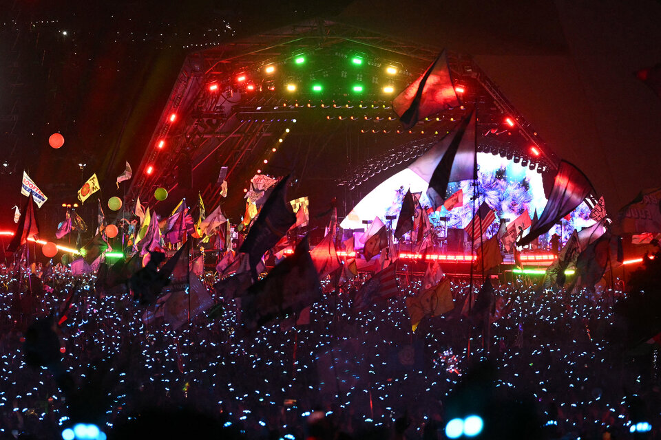 Coldplay volvió a repartir sus pulseras de colores cambiantes entre el público (Fuente: AFP)