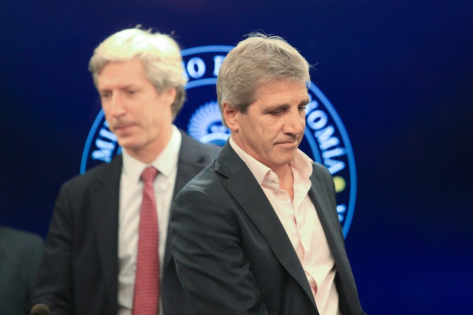 El ministro de Economía, Luis Caputo, y detrás de él, su socio y presidente del Banco Central, Santiago Bausilli. (Fuente: NA Archivo)