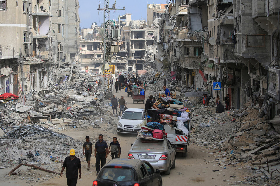 Palestinos desplazados escapanlos bombardeos israelíes en Franja de Gaza. (Fuente: AFP)