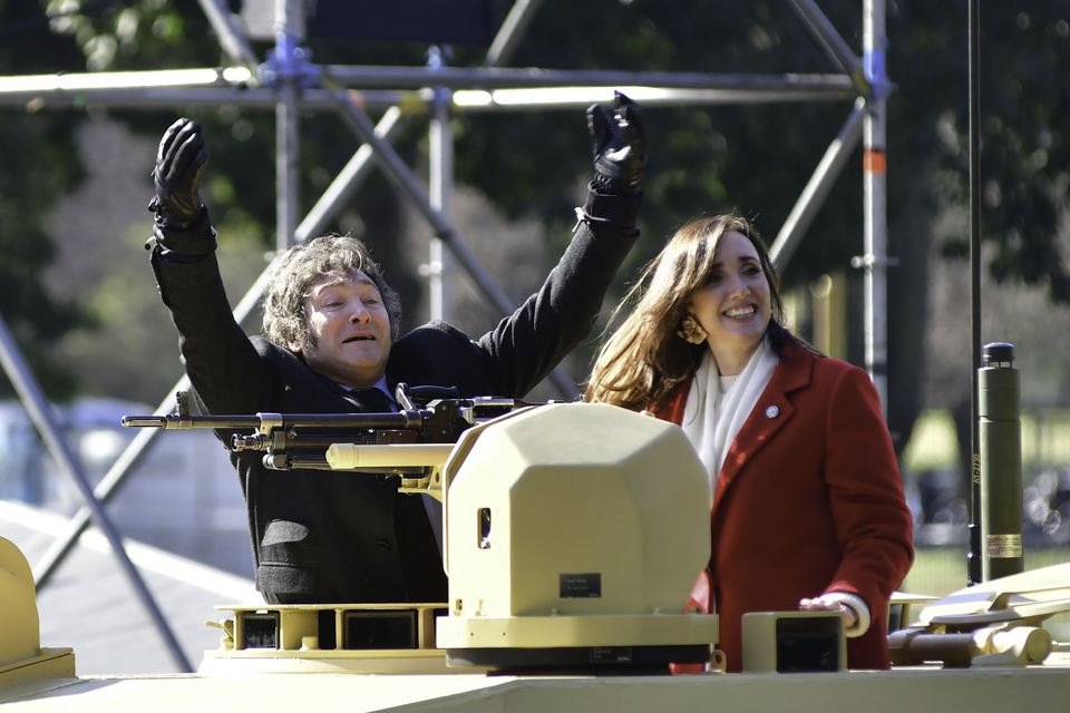 El presidente Javier Milei junto a la vicepresidenta Victoria Villarruel paseando arriba de un tanque en los festejos por el 9 de julio. (Fuente: NA)