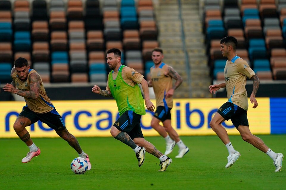 Con Messi en duda, la Selección va con Ecuador por un lugar en semis