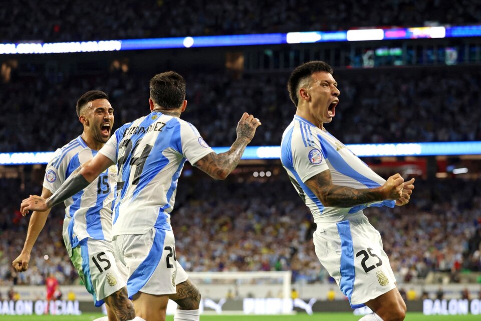 Lisandro Martínez festeja el 1 a 0, su primer gol con la celeste y blanca. (Fuente: AFP)