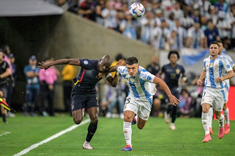 Lisandro Martínez lucha con Valencia por la pelota (Fuente: AFP)
