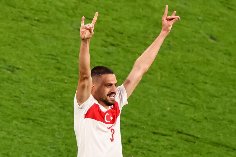 El turco Merih Demiral fue sancionado con dos partidos por la UEFA por su saludo. (Fuente: EFE)