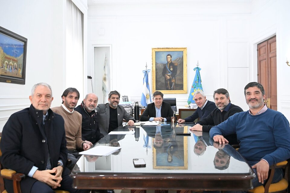 Kicillof y Bianco junto a los intendentes de la Región Capital. 