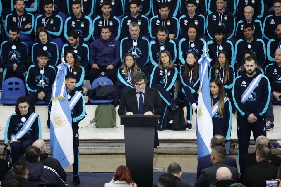 El presidente Milei habló rodeado de los atletas argentinos (Fuente: AFP)