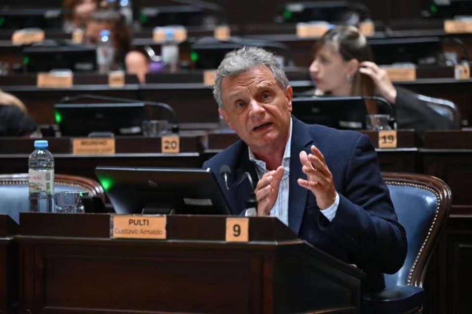 Gustavo Pulti en su banca en la legislatura bonaerense. 