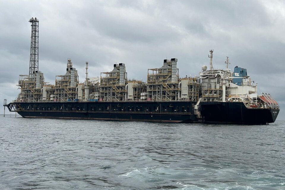 Barco de licuefacción de gas de la firma Golar LNG, que PAE traerá al país