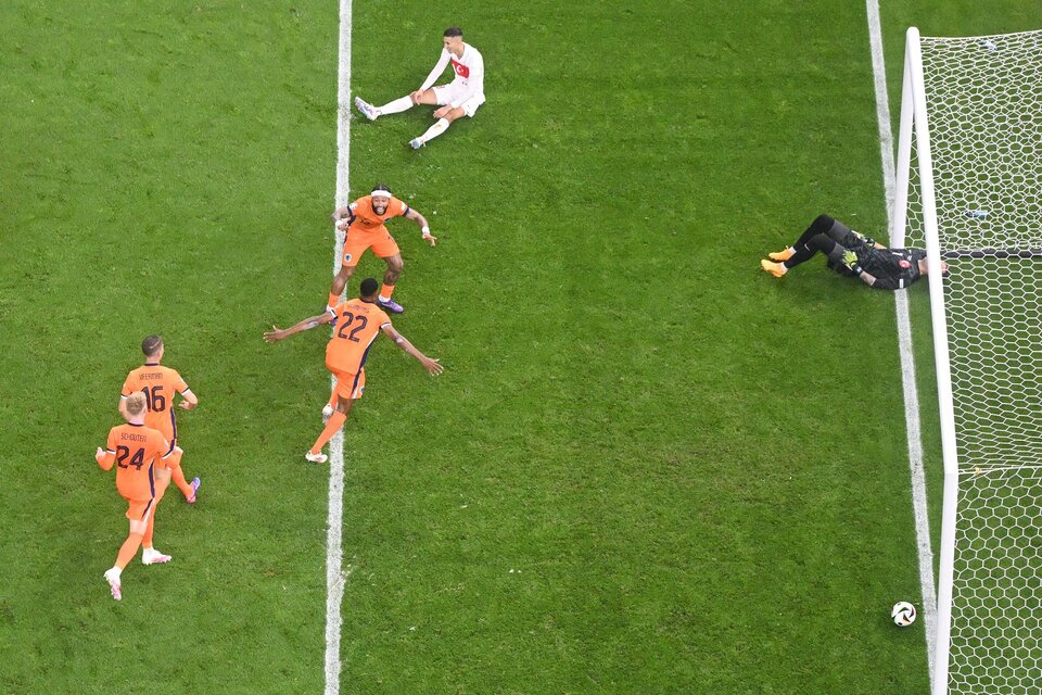 El festejo neerlandés tras dar vuelta el resultado ante Turquía (Fuente: AFP)