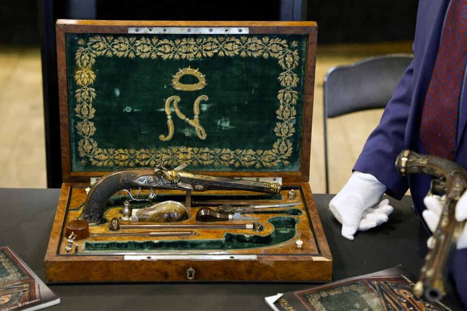 El cofre de las armas subastadas incluye las dos pistolas y sus accesorios de uso y limpieza.  (Fuente: AFP)