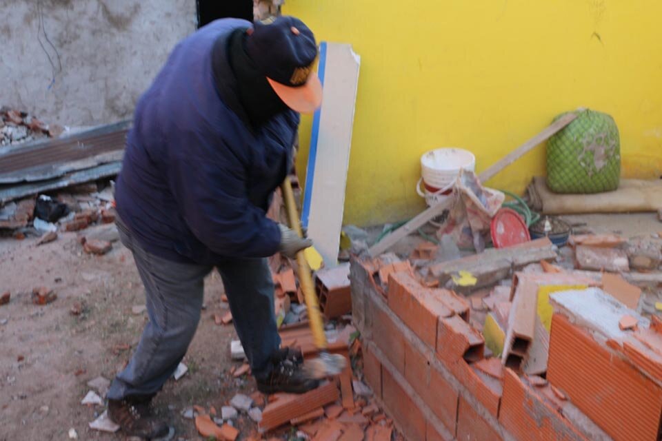 Un operario trabajando en la demolición del búnker.