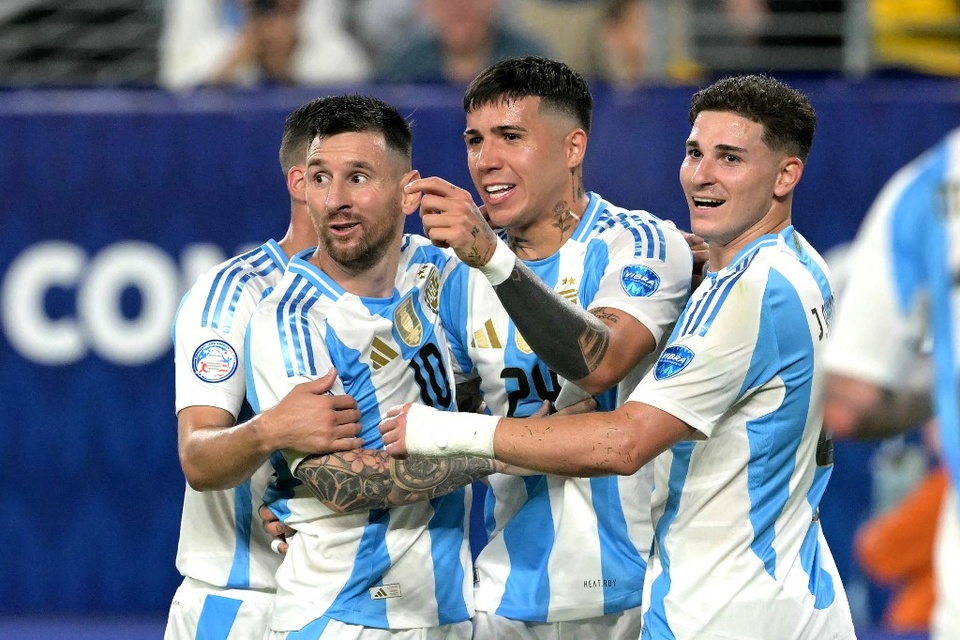Los muchachos se ríen luego que Messi le sacara el gol del 2-0 a Enzo Fernández. (Fuente: AFP)