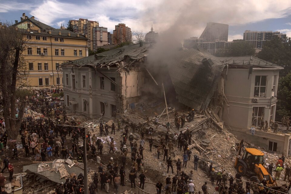 Personal de emergencia levanta los escombros luego del ataque al hospital infantil Okhmatdyt (Fuente: AFP)