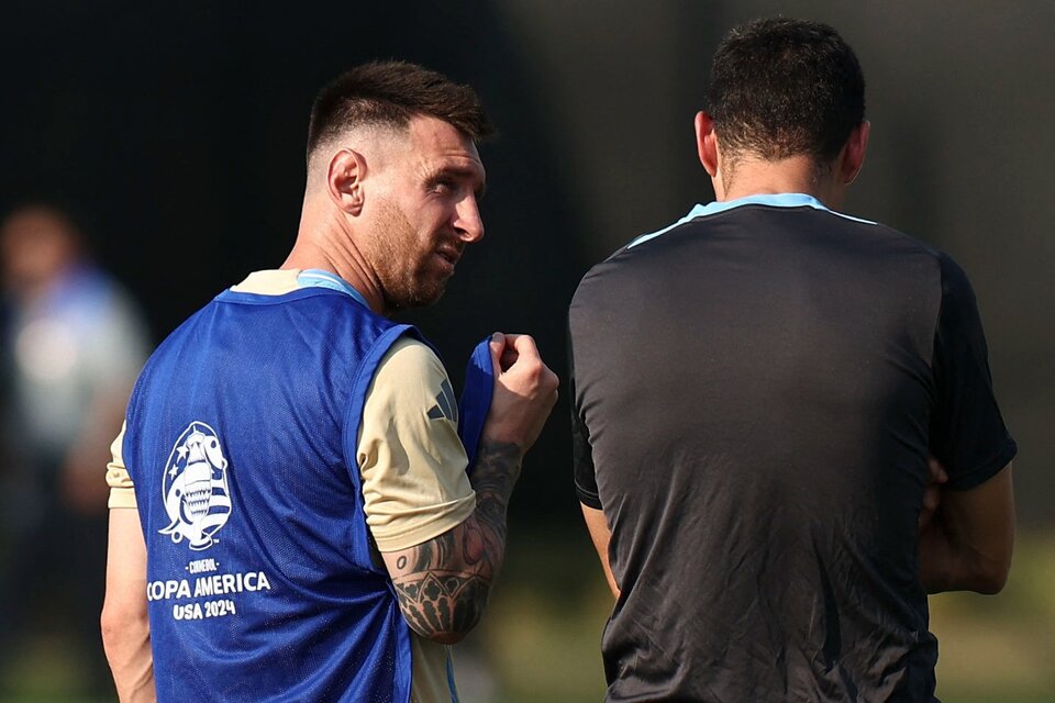 Charlan Messi y Scaloni durante la práctica de este lunes. El DT se refirió a su relación con el capitán en la conferencia. (Fuente: NA)