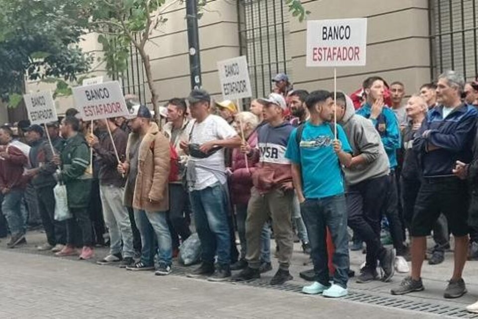 La manifestación frente al banco.