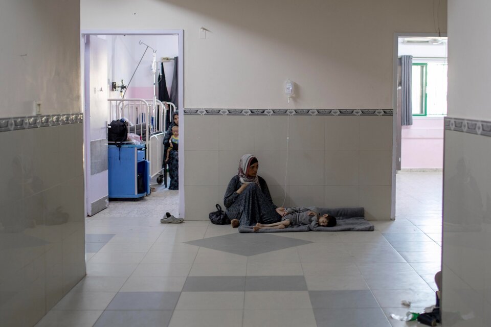 Una madre espera que su niño desnutrido sea atendido en un hospital de Khan Yunis (Fuente: EFE)