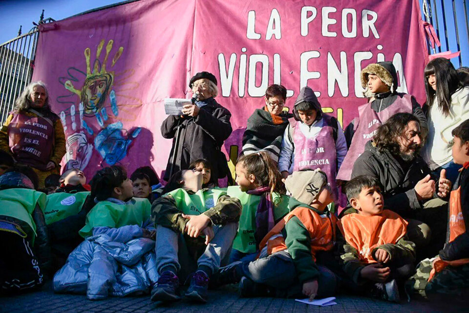 Adolfo Pérez Esquivel con niños y niñas en el lanzamiento de la campaña en Plaza de Mayo. (Fuente: Prensa CTA)