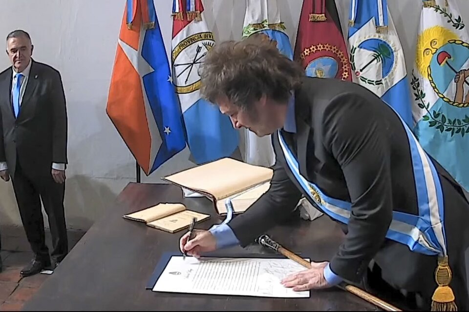 El momento en que Javir Milei pone su firma en el Pacto de Mayo. (Fuente: NA)